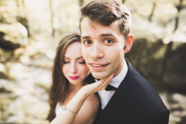 Güzel, mükemmel mutlu gelin ve Damat Düğün gününde poz. Portre kadar kapatın