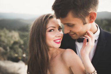 Genç bir çiftin şehvetli portresi. Açık hava.