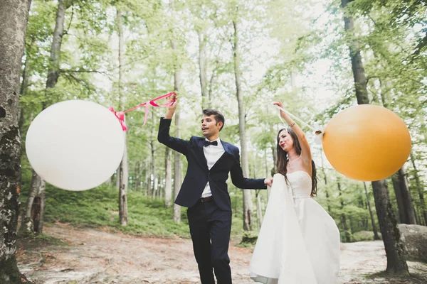 Genç komik mutlu evlilik çift balon ile açık havada — Stok fotoğraf