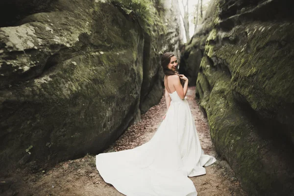 Счастливая невеста в лесу со скалами. Свадьба идеальный день — стоковое фото