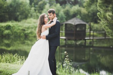 Şık düğün günü parkta poz mutlu yeni evliler birkaç