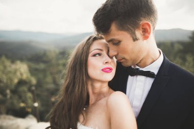 Genç bir çiftin şehvetli portresi. Açık hava.