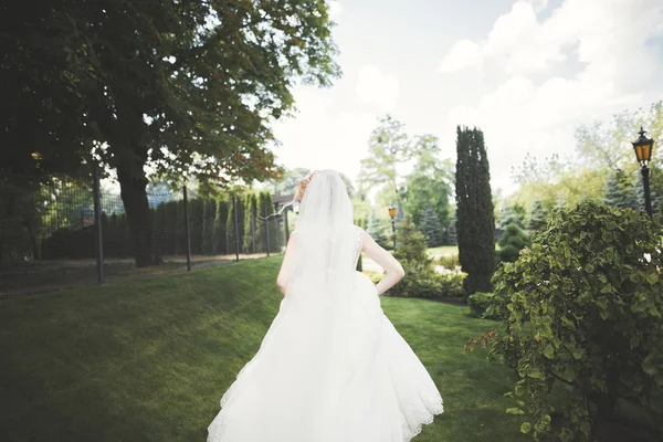 Gelinlik içinde dışarıda poz veren güzel gelin.