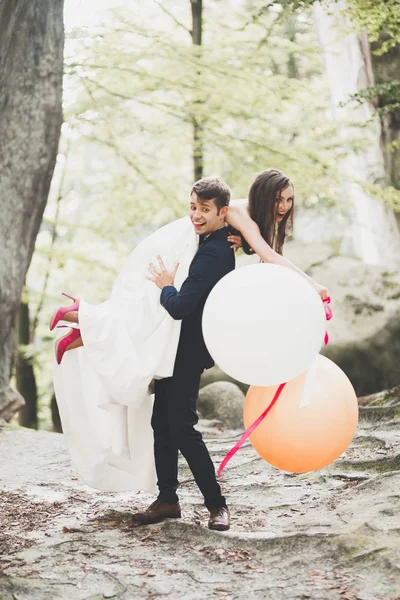 Fiatal vicces esküvői pár szabadban teleitése — Stock Fotó