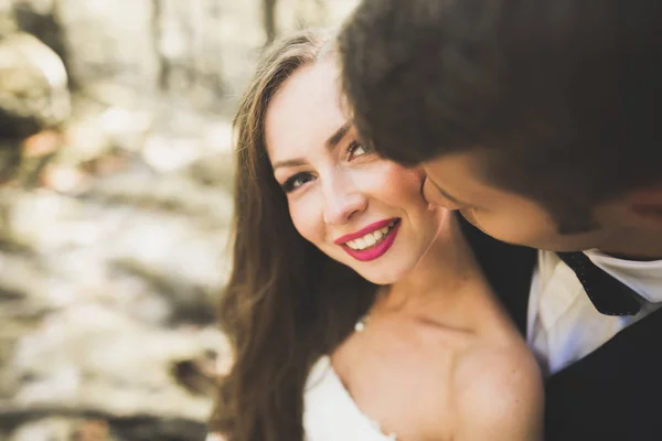 Bella, perfetta sposa felice e sposo in posa il giorno del loro matrimonio. Ritratto da vicino — Foto Stock