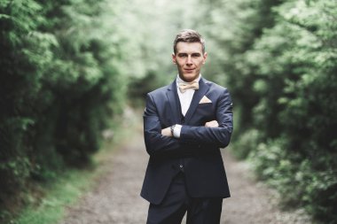 Yakışıklı delikanlı dağ orman üzerinde poz