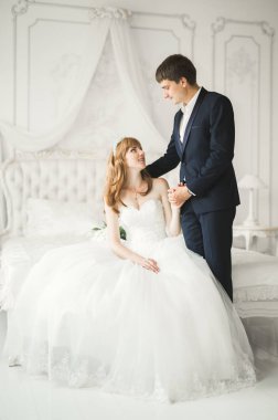 Gelin ve damat el ele tutuşuyor.