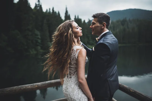 Perfektes Paar Braut, Bräutigam posiert und küsst sich am Hochzeitstag — Stockfoto