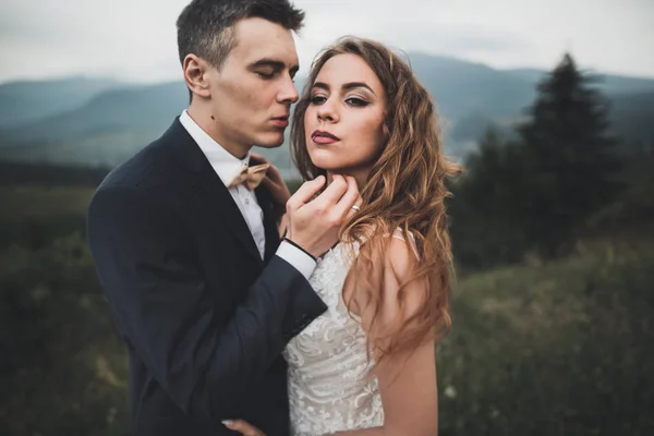 Casal feliz posando sobre bela paisagem nas montanhas — Fotografia de Stock