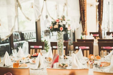 Düğün töreni için hazırlanmış bir restoranın içinde.