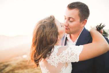 Düğün gününde damadın ve gelinin dağların eteklerinde mutlu mesut evlenecekler. Doğada mutlu evlilikler, yumuşak güneşli ışıklar.