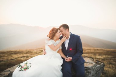 Düğün çifti düğün gün batımında poz. Gelin ve damat aşık