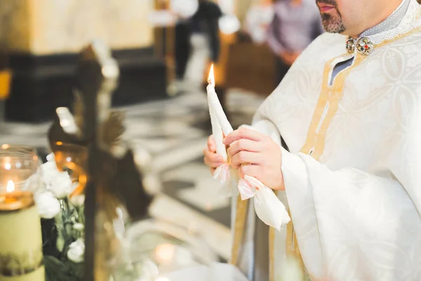 Małżeństwo pozowanie w kościele po ceremonii — Zdjęcie stockowe