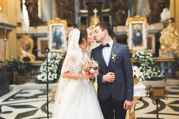 Married couple posing in a church after ceremony — Stock Photo, Image