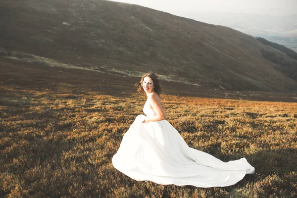 Красавица, невеста с идеальным белым платьем на фоне гор — стоковое фото
