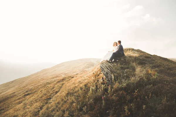 Vacker vacker brud poserar till brudgummen och har roligt, lyxig ceremoni på berg med fantastisk utsikt, utrymme för text, bröllop par — Stockfoto