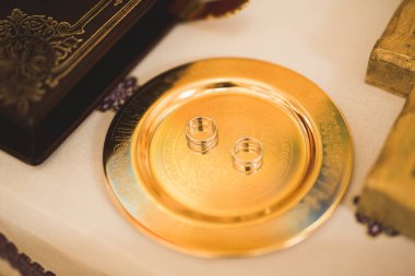 İki altın alyans izole edilmiş arka plan