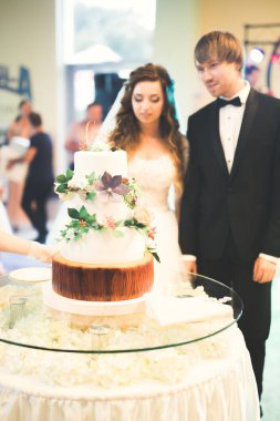 Masada süslü düğün pastası var.