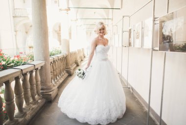 Güzel bir sarışın romantik portresi. Fotoğraf güneşli parlak renkler