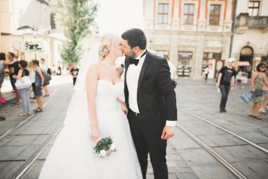 Lüks evli çift, gelin ve damat eski şehirde poz veriyor.