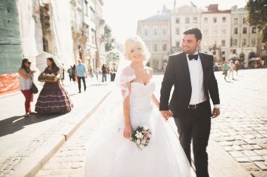 Lüks evli çift, gelin ve damat eski şehirde poz veriyor.