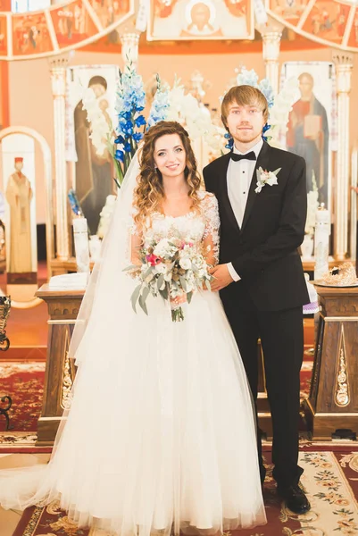 Casamento casal bide e noivo se casar em uma igreja — Fotografia de Stock