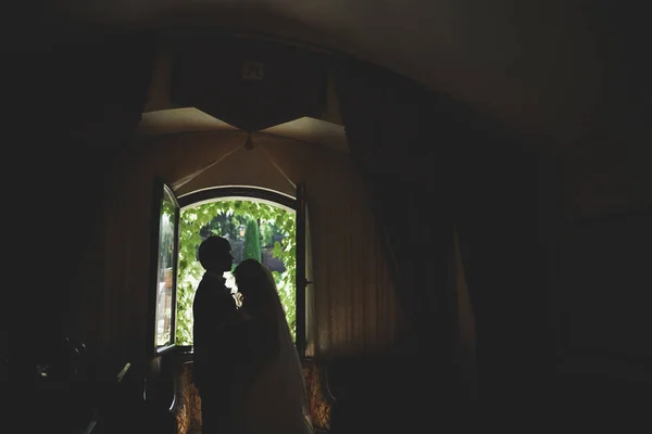 Casamento de luxo casal, noiva e noivo posando na cidade velha — Fotografia de Stock