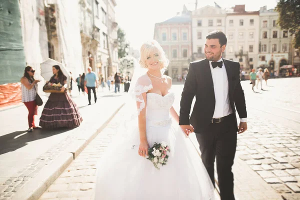 Lüks evli çift, gelin ve damat eski şehirde poz veriyor.