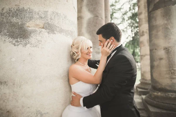 Hermosa boda romántica pareja de recién casados abrazos cerca del viejo castillo — Foto de Stock