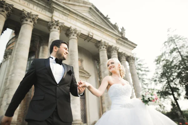 Feliz boda pareja abrazos y besos en el fondo viejo castillo — Foto de Stock