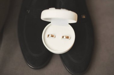 İki altın alyans izole edilmiş arka plan