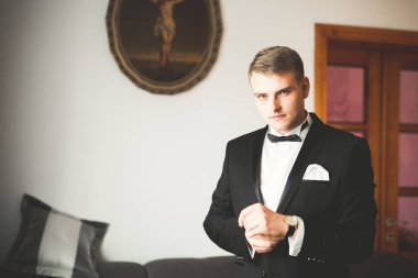 Genç ve yakışıklı bir adam iş toplantısından sonra bir otelde dinleniyor.