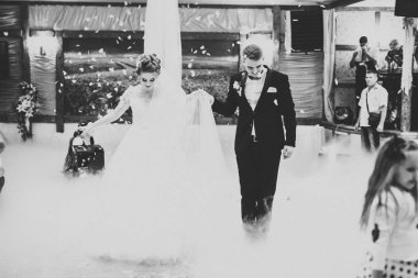 Yeni evli çiftin ilk düğün dansı.