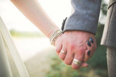 Gelin ve damat el ele tutuşuyor.