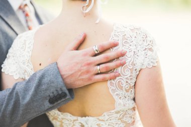 Zarif nazik şık damat ve gelin taşlarla Nehri yakınında. Evlilik çift aşık