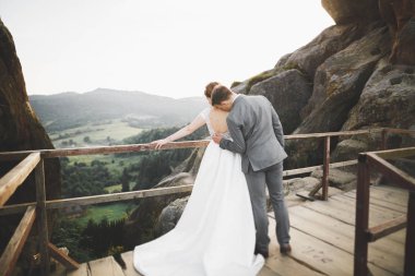 Öpüşen düğün çifti güzel manzarada kalıyor.