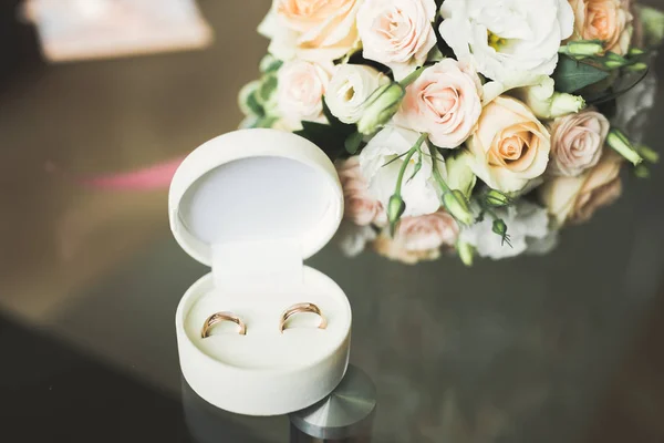 Dos anillos de boda de oro concepto de fondo aislado — Foto de Stock