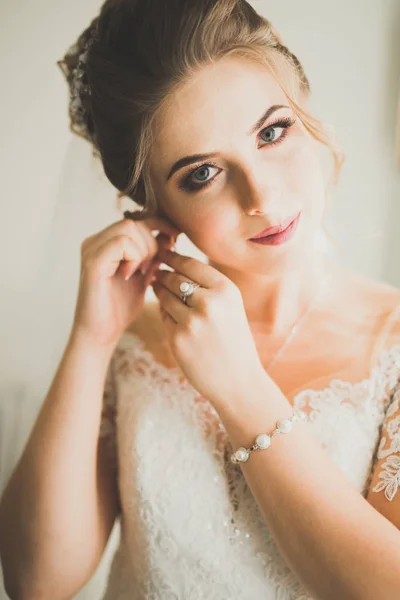 Portrait of beautiful bride with fashion veil at wedding morning — Stock Photo, Image