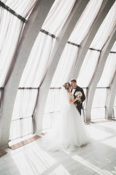 Junges Hochzeitspaar, schöne Braut mit Bräutigam-Porträt — Stockfoto