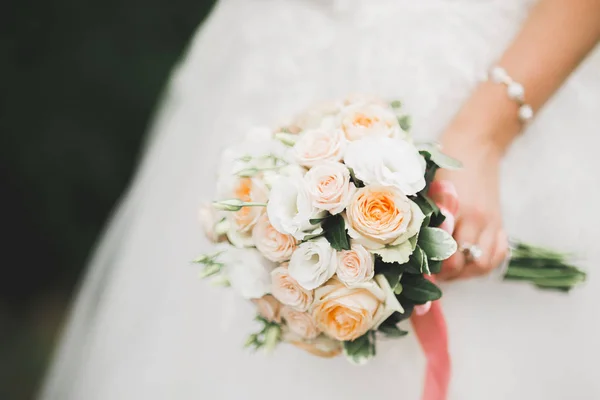 Noiva segurando grande e bonito buquê de casamento com flores — Fotografia de Stock