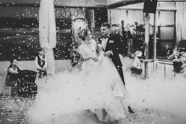 Yeni evli çiftin ilk düğün dansı.