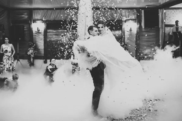 Casal lindo caucasiano acabou de se casar e dançar sua primeira dança — Fotografia de Stock