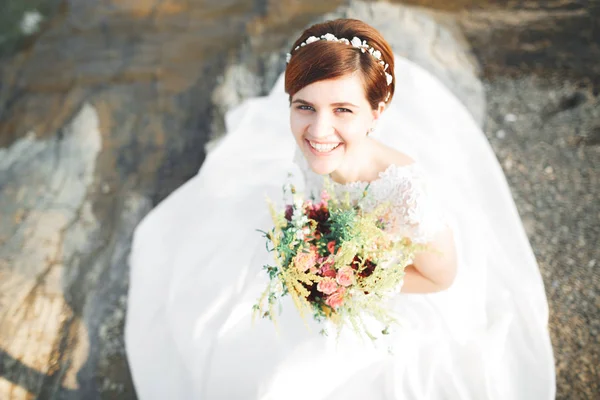 Bella signora, sposa in un abito da sposa posa vicino al fiume — Foto Stock