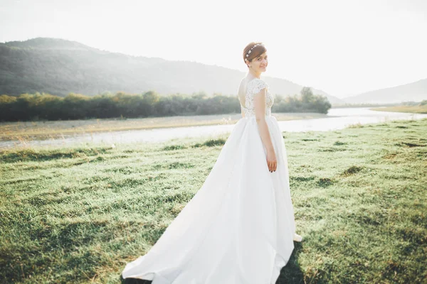 Bellezza donna, sposa con abito bianco perfetto in posa sulle montagne sfondo roccia — Foto Stock