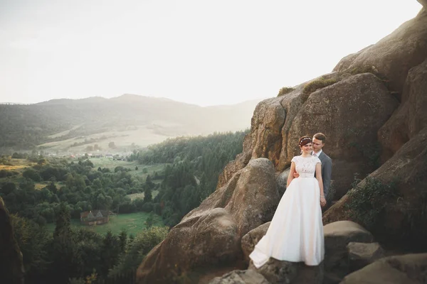 Casal de casamento bonito, noiva e noivo, apaixonado no fundo das montanhas — Fotografia de Stock