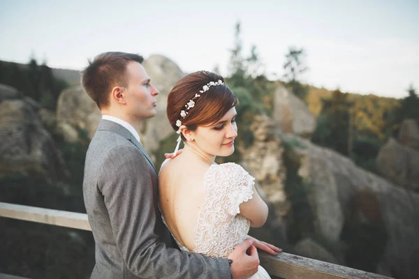 Öpüşen düğün çifti güzel manzarada kalıyor. — Stok fotoğraf