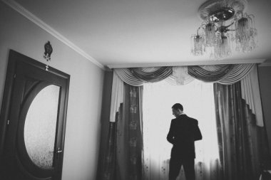 Genç ve yakışıklı bir adam iş toplantısından sonra bir otelde dinleniyor.