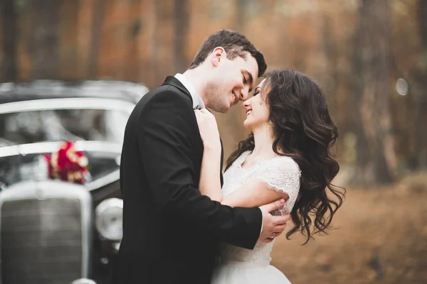 Appena sposati coppia felice in auto retrò sul loro matrimonio — Foto Stock