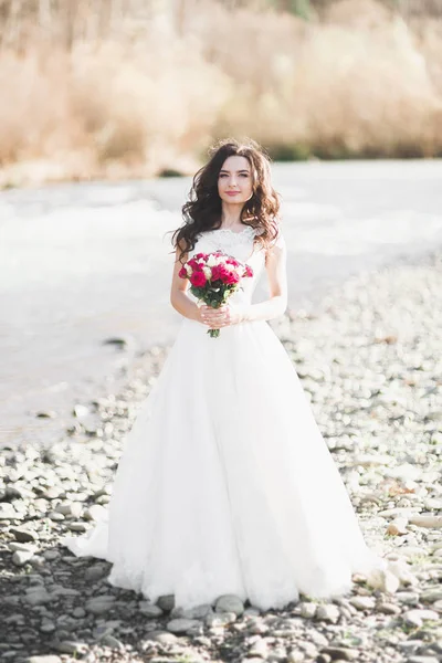 Bella sposa di lusso in elegante abito bianco — Foto Stock