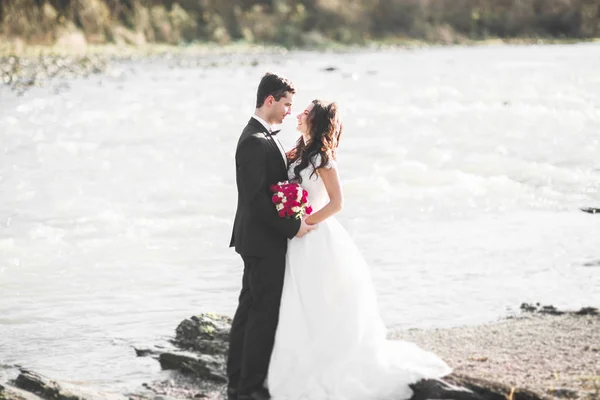 Kyssar bröllop par som bor över vackra landskap — Stockfoto